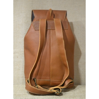 Plecak etniczny ze skóry jasnobrązowy.